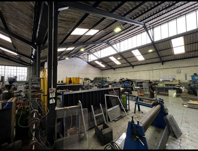 900M² WAREHOUSE FOR SALE IN PAROW EAST